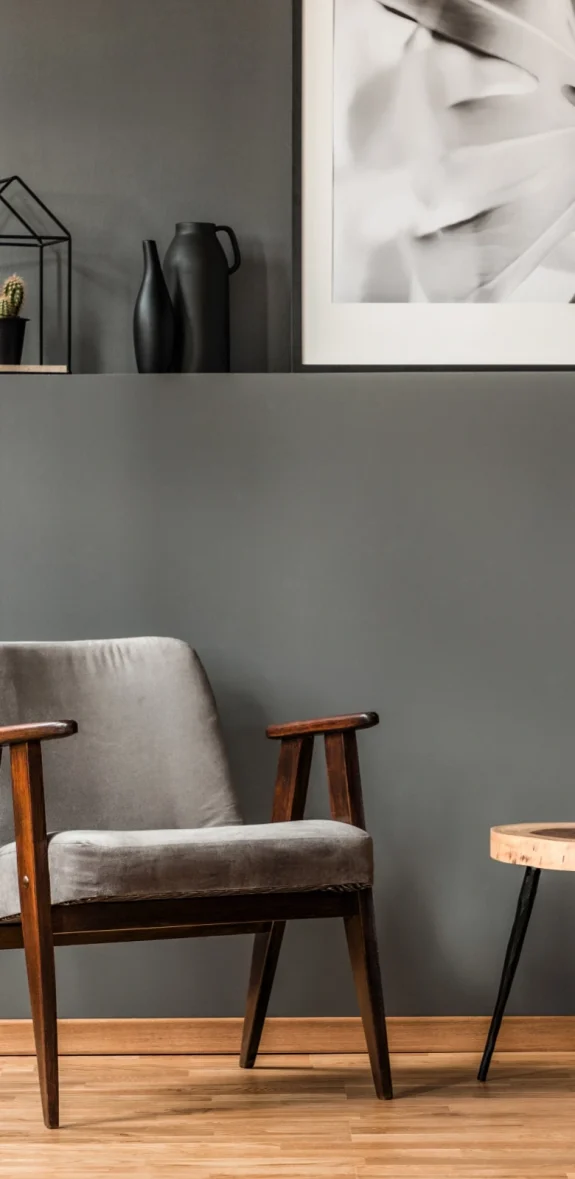 En modern kontorsmiljö med skandinavisk design och ljusa färger. Här blandas stilrena möbler med mjuka textilier och gröna växter.