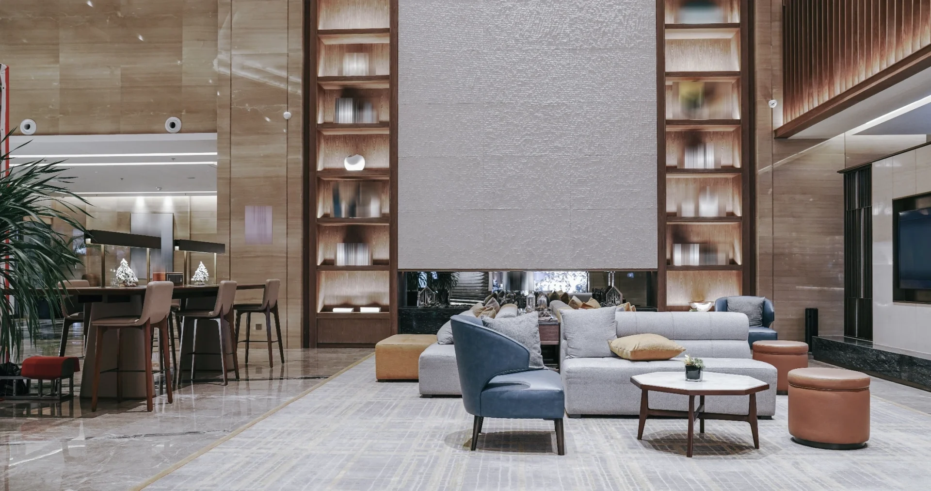 En modern lobby med en fantastisk bar som löper längs med ena kanten. Högkvalitativa möbler och stilfulla dekorativa element ger rummet en sofistikerad känsla.