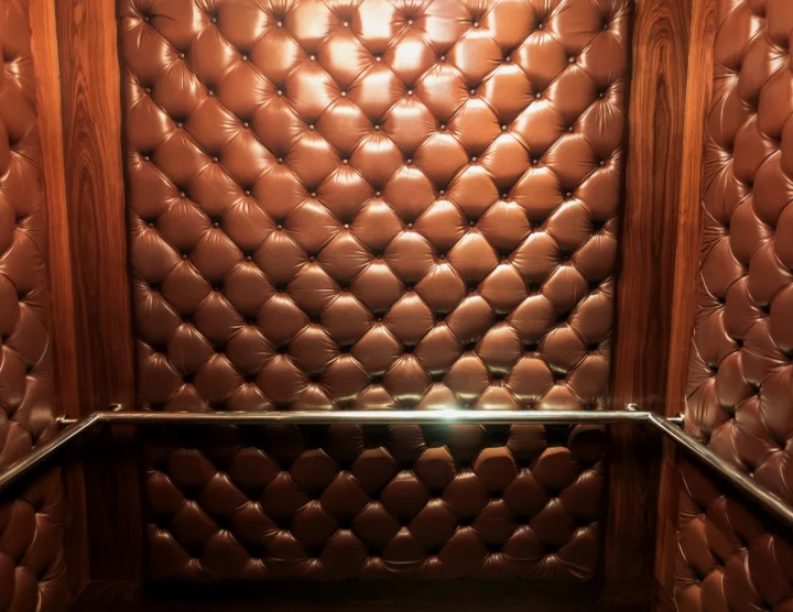 Elegant hisskorg i Göteborg med stoppad brunt läder vaddering. Hissinredning.