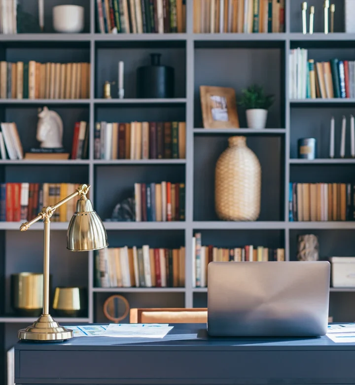 Stilrent och vackert kontor med imponerande bokhylla i bakgrunden, rena linjer och ljusa färger som ger en inspirerande arbetsmiljö. Göteborg.